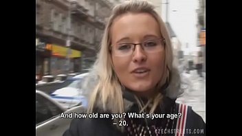 Trio caliente en Praga: tres maduras francesas en una fiesta swinger