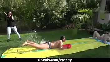 La figlia troia si vende a suo padre per soldi