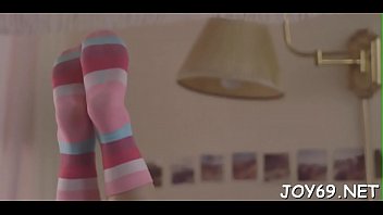 Bella troia bionda si masturba con un dildo