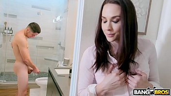 MILF Chanel Preston in einer Hardcore- und leidenschaftlichen Szene