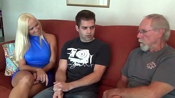 Offentlicher Dreier mit Pornostars: Barbie Banks, Angela White und Sofia Cucci