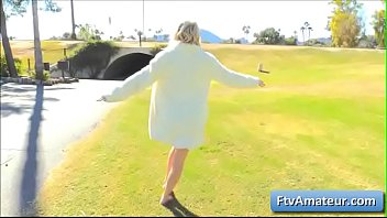 Puta rubia se masturba al aire libre antes de ser follada
