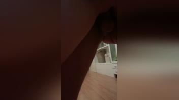 Ein Mann, der ein Mädchen auf eine merkwürdige Weise mit seinem Penis vergewaltigt